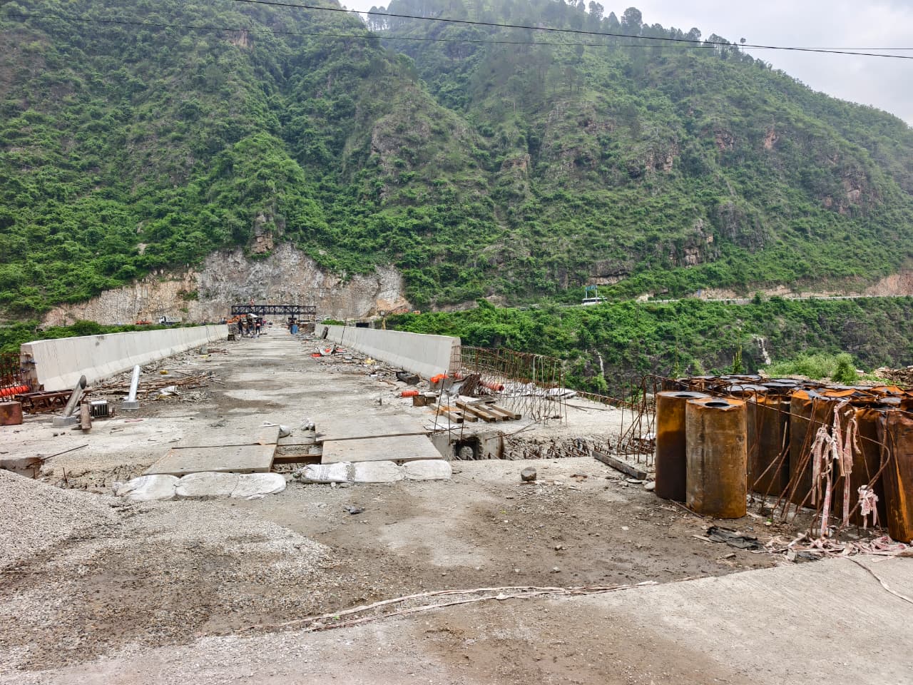बद्रीनाथ-केदारनाथ यात्रा होगी और अधिक सुगम, 900 मीटर लंबी सुरंग तैयार; 200 मीटर लंबे पुल का निर्माण अंतिम चरण में 4