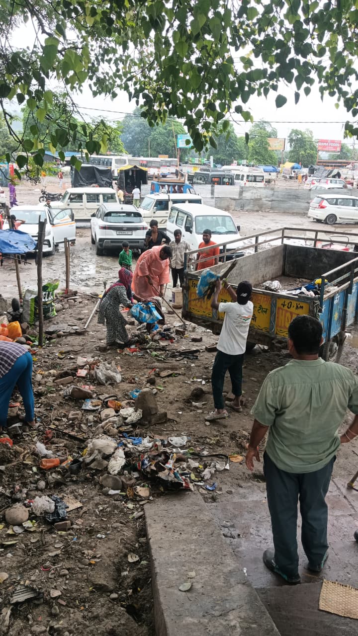 जिलाधिकारी मयूर दीक्षित के निर्देशन में पंतद्वीप पार्किंग में आज दूसरे दिन भी जारी है अतिक्रमण हटाओ अभियान 7