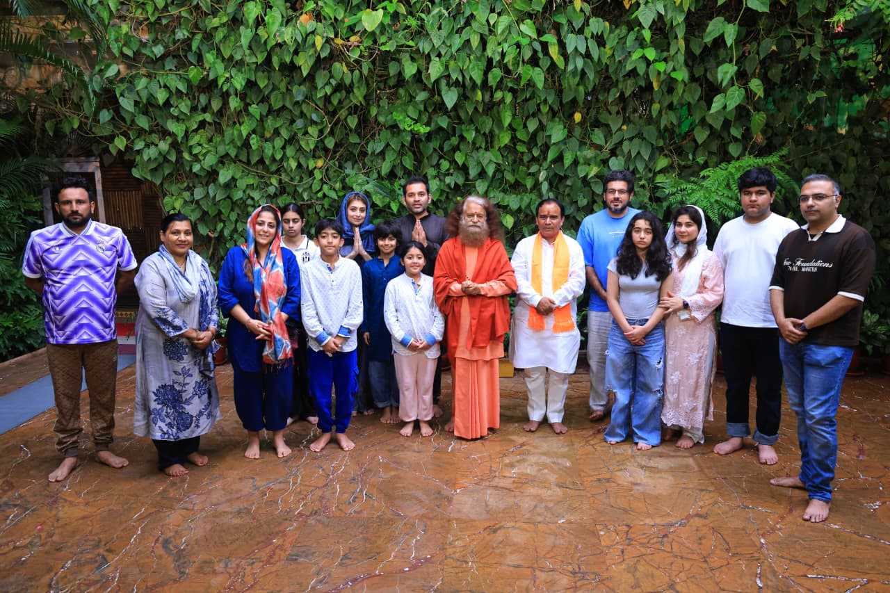 स्वामी चिदानन्द सरस्वती जी और डॉ. धन सिंह रावत जी के मध्य सार्थक संवाद 4