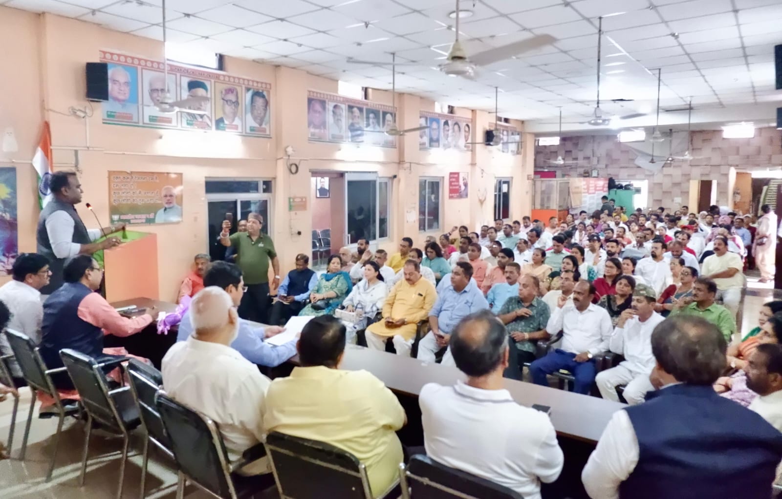 भारतीय जनता पार्टी महानगर कार्यालय पर महानगर देहरादून की जिला मासिक बैठक आयोजित की गई 4