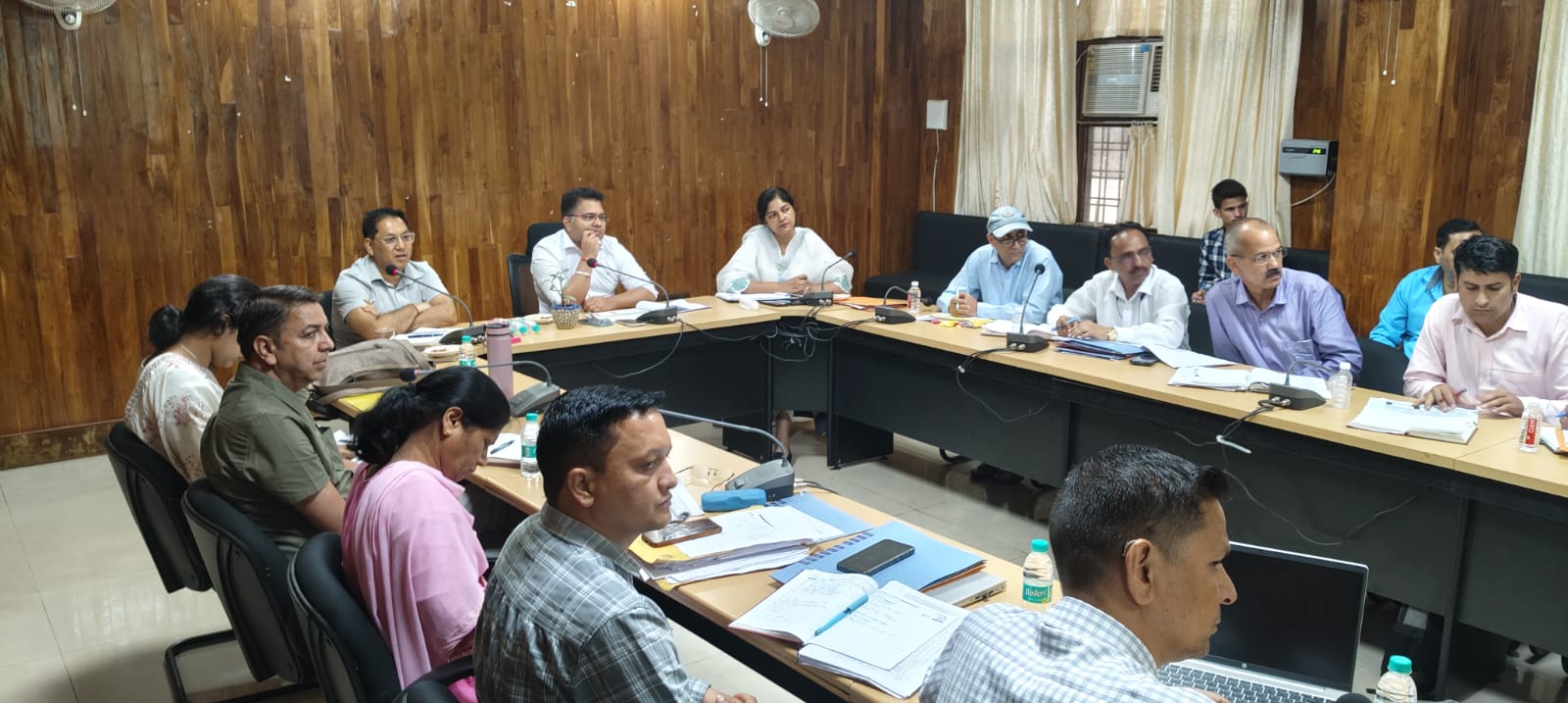 जिलाधिकारी ने की ग्राम्य विकास विभाग की योजनाओं की समीक्षा, माह के अंत तक लक्ष्यों की पूर्ति के दिए निर्देश 2