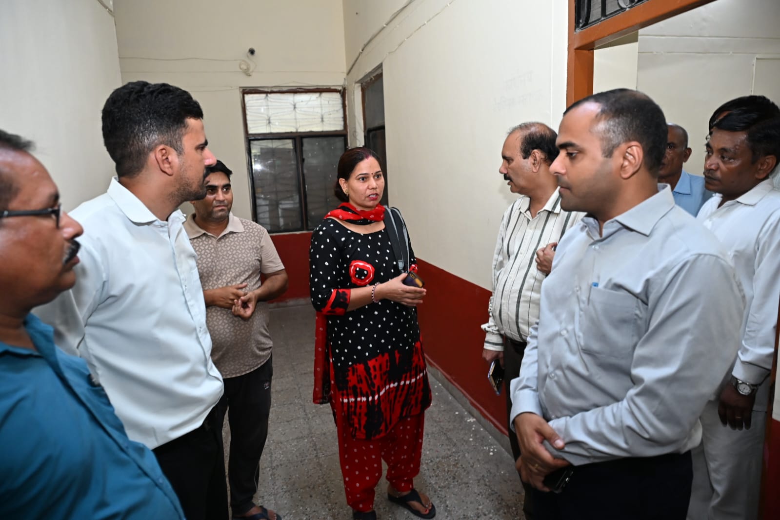 जिलाधिकारी मयूर दीक्षित ने किया तहसील कार्यालय लक्सर का औचक निरीक्षण 3