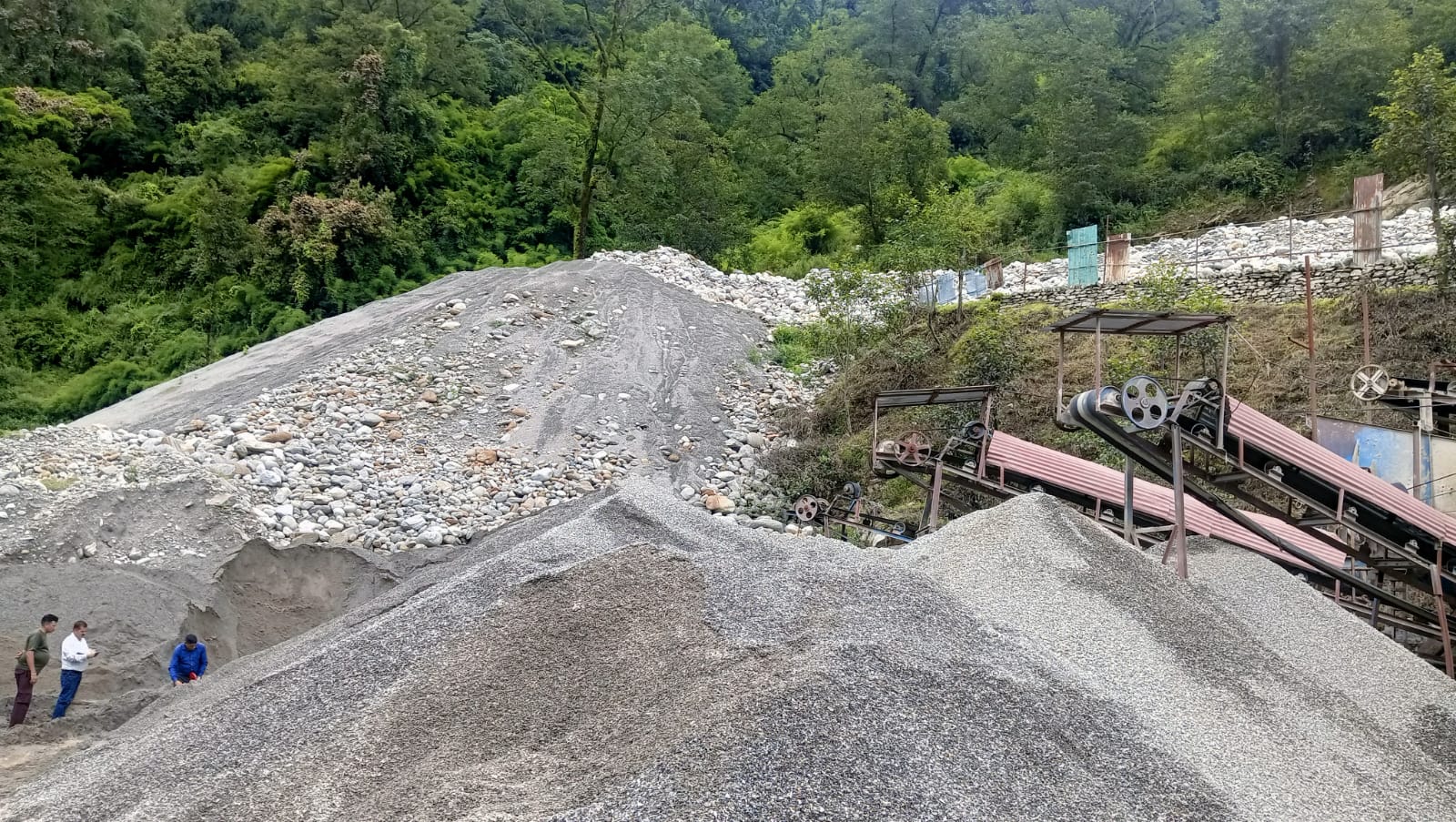 क्रेशर प्लांट का अपर जिलाधिकारी ने किया निरीक्षण, व्यापक कमियां मिलने पर विस्तृत जांच के निर्देश 2