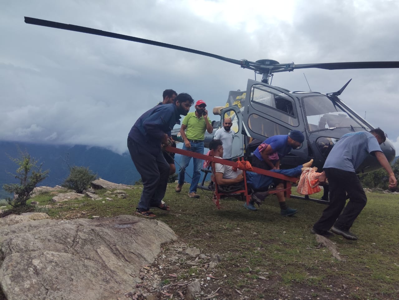 कालीशिला में हृदयाघात से अचेत हुए गुजरात के श्रद्धालु का सफल रेस्क्यू, हेलीकॉप्टर से किया गया एयरलिफ्ट 2