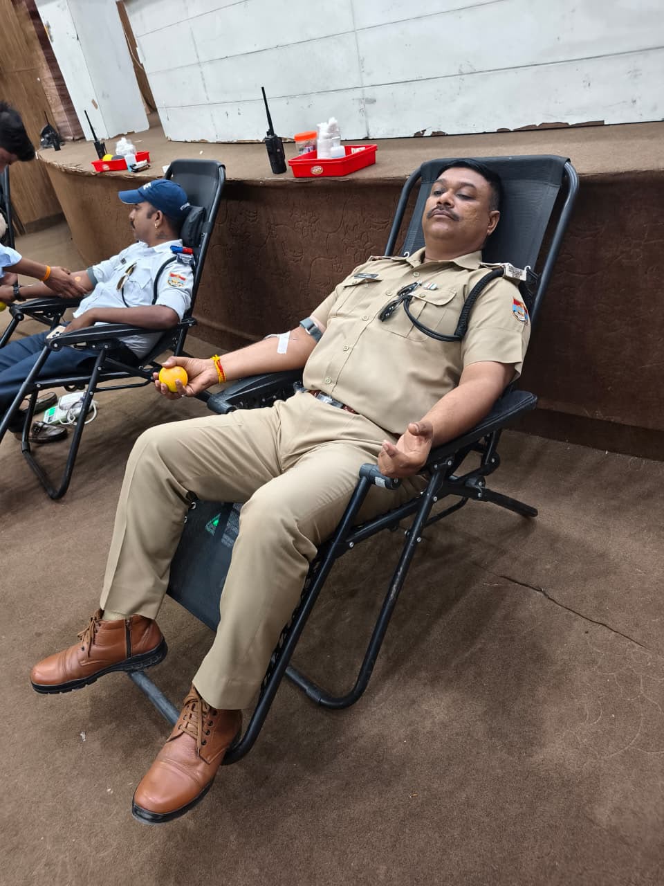 स्वैच्छिक रक्तदान शिविर में यातायात पुलिस कर्मियों ने किया रक्तदान 3