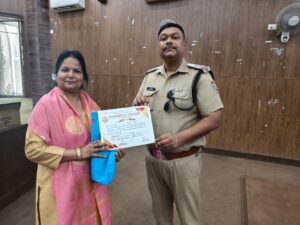स्वैच्छिक रक्तदान शिविर में यातायात पुलिस कर्मियों ने किया रक्तदान