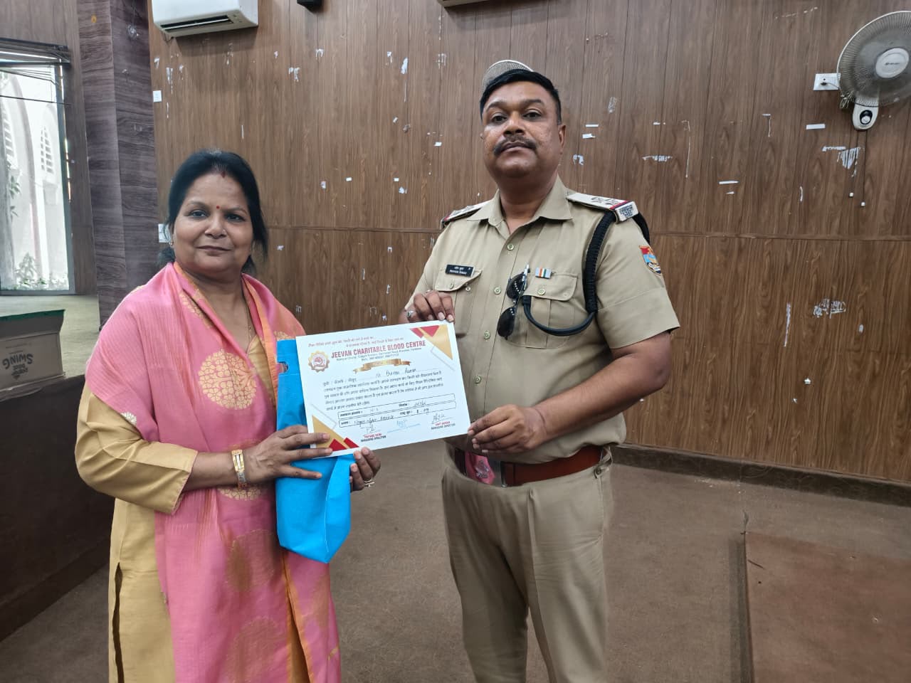 स्वैच्छिक रक्तदान शिविर में यातायात पुलिस कर्मियों ने किया रक्तदान 2