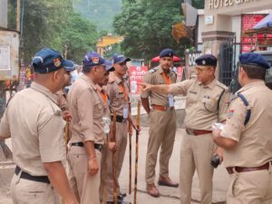 वरिष्ठ अधिकारियों द्वारा ड्यूटी प्वाइंट पर जाकर फोर्स को किया जा रहा है ब्रीफ
