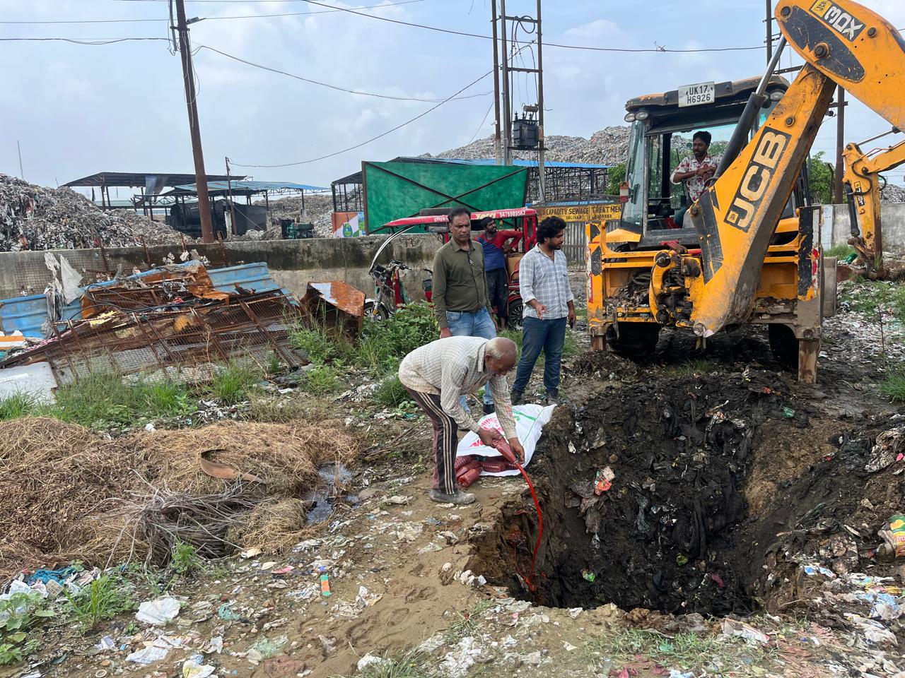 जिलाधिकारी के निर्देशन में खाद्य सुरक्षा विभाग की बड़ी कार्रवाई, बिना लेबल के सॉस की 351 बोतलें मौके पर सीज 4