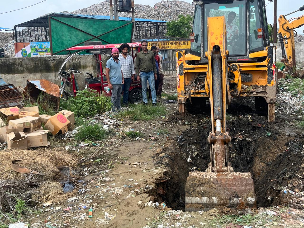 जिलाधिकारी के निर्देशन में खाद्य सुरक्षा विभाग की बड़ी कार्रवाई, बिना लेबल के सॉस की 351 बोतलें मौके पर सीज 3