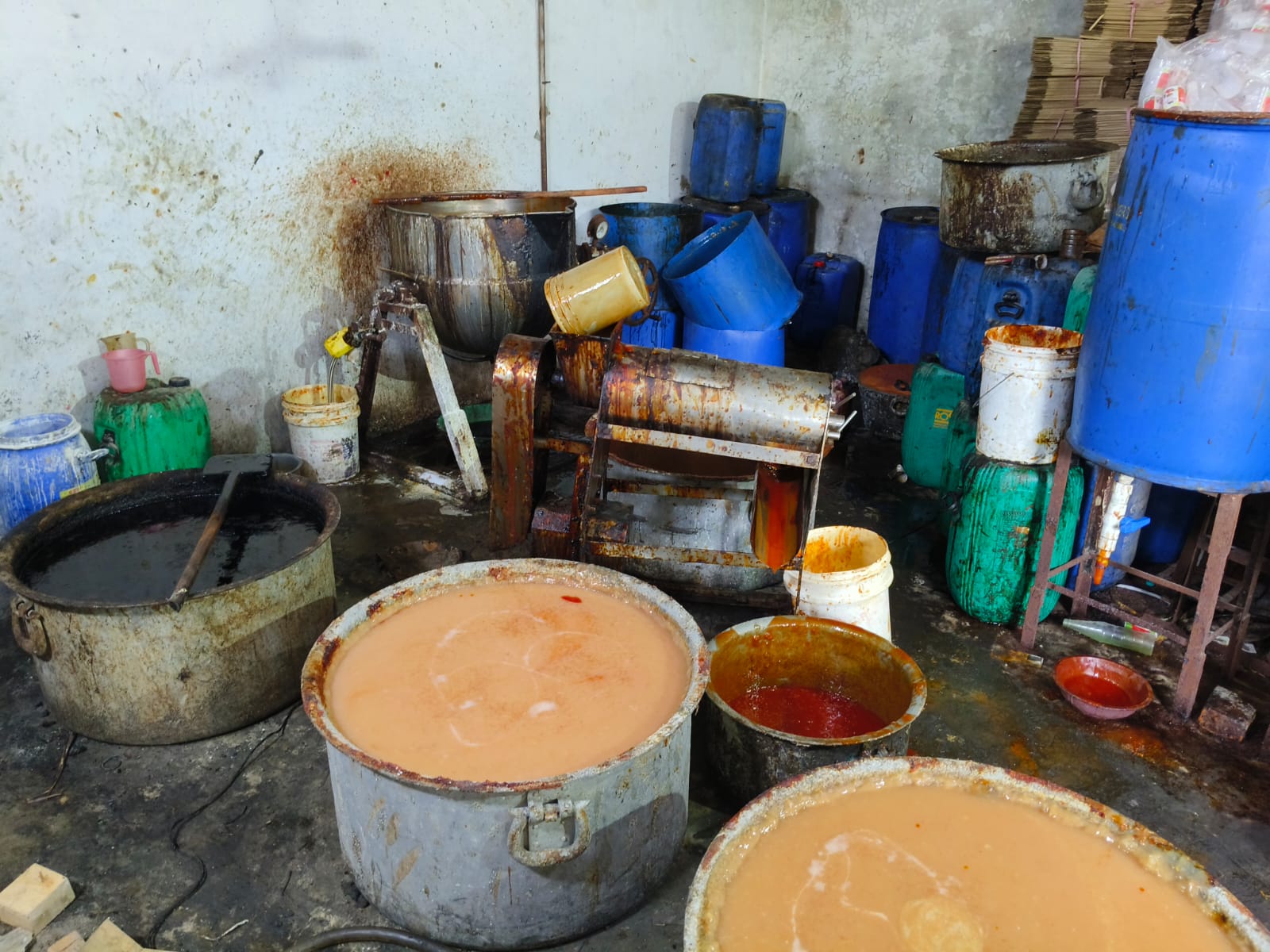 जिलाधिकारी के निर्देशन में खाद्य सुरक्षा विभाग की बड़ी कार्रवाई, बिना लेबल के सॉस की 351 बोतलें मौके पर सीज 2