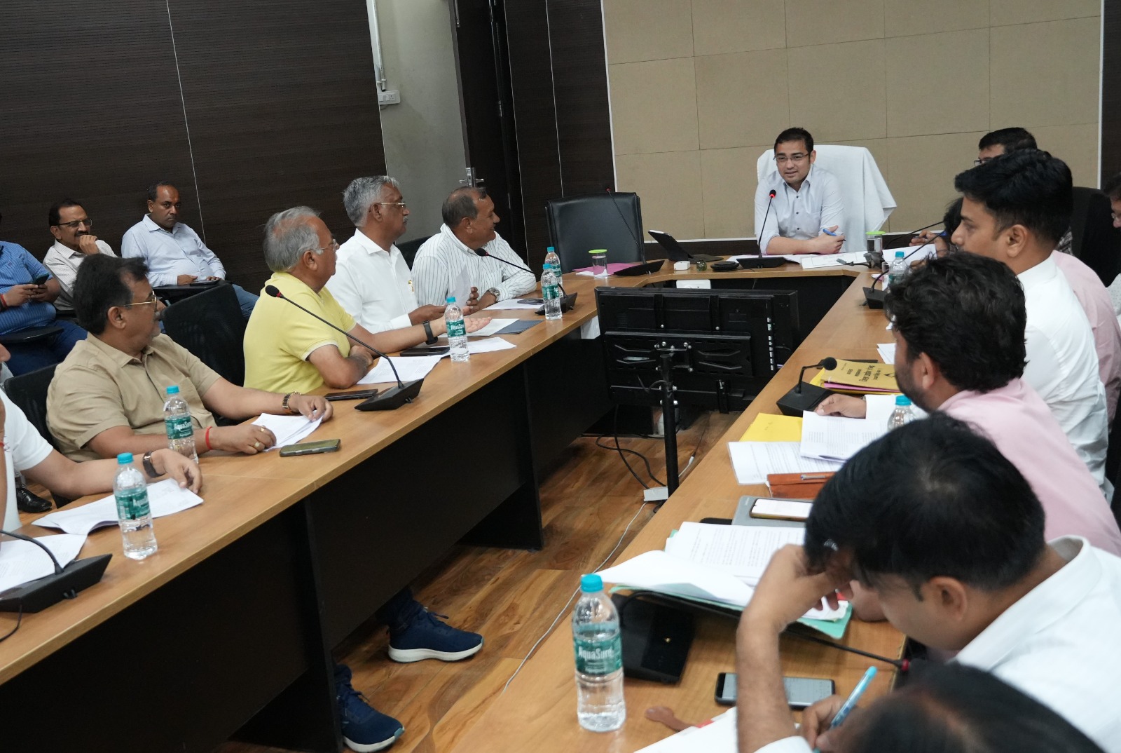 अधिकारी उद्योग बन्धुओं की समस्याओं का प्राथमिकता से निस्तारण करना सुनिश्चित करें: शाशनी 2