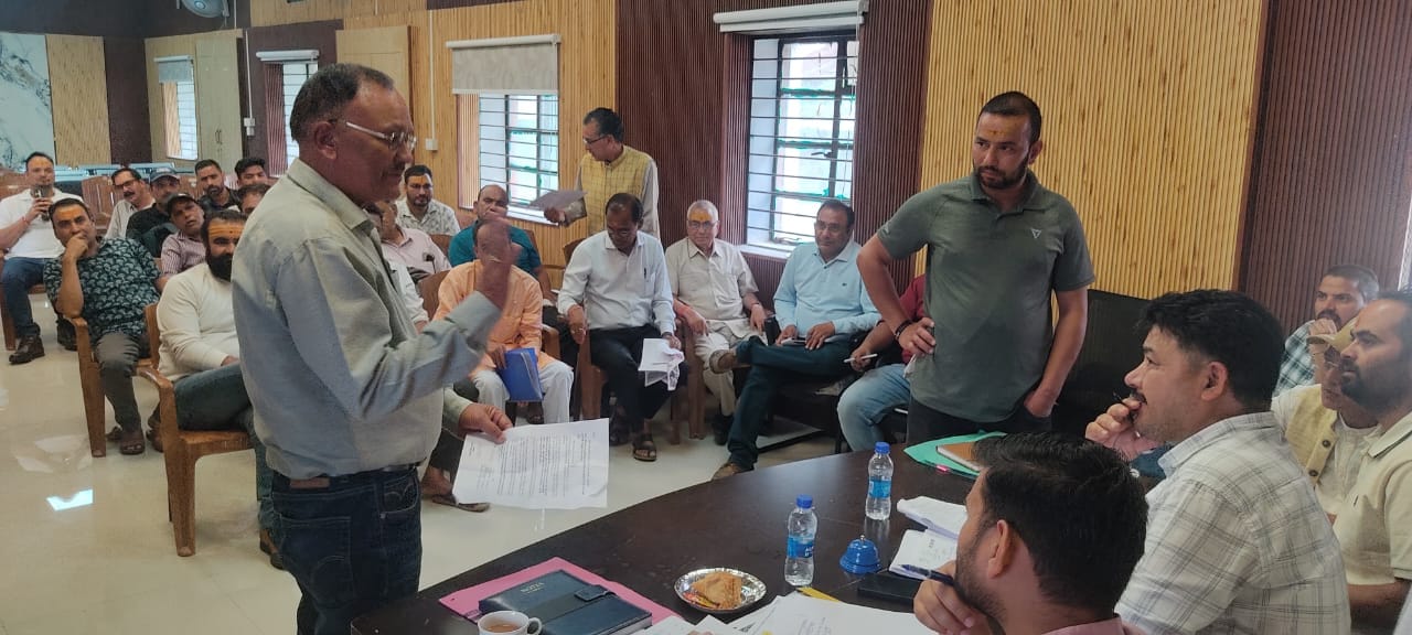 अपर जिलाधिकारी की अध्यक्षता में केदारनाथ धाम मास्टर प्लान के तहत तीर्थ पुरोहितों के भवनों के हस्तांतरण एवं पुनर्निर्माण को लेकर बैठक आयोजित 3