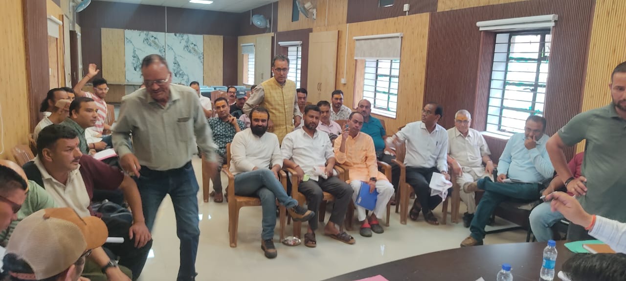 अपर जिलाधिकारी की अध्यक्षता में केदारनाथ धाम मास्टर प्लान के तहत तीर्थ पुरोहितों के भवनों के हस्तांतरण एवं पुनर्निर्माण को लेकर बैठक आयोजित 2