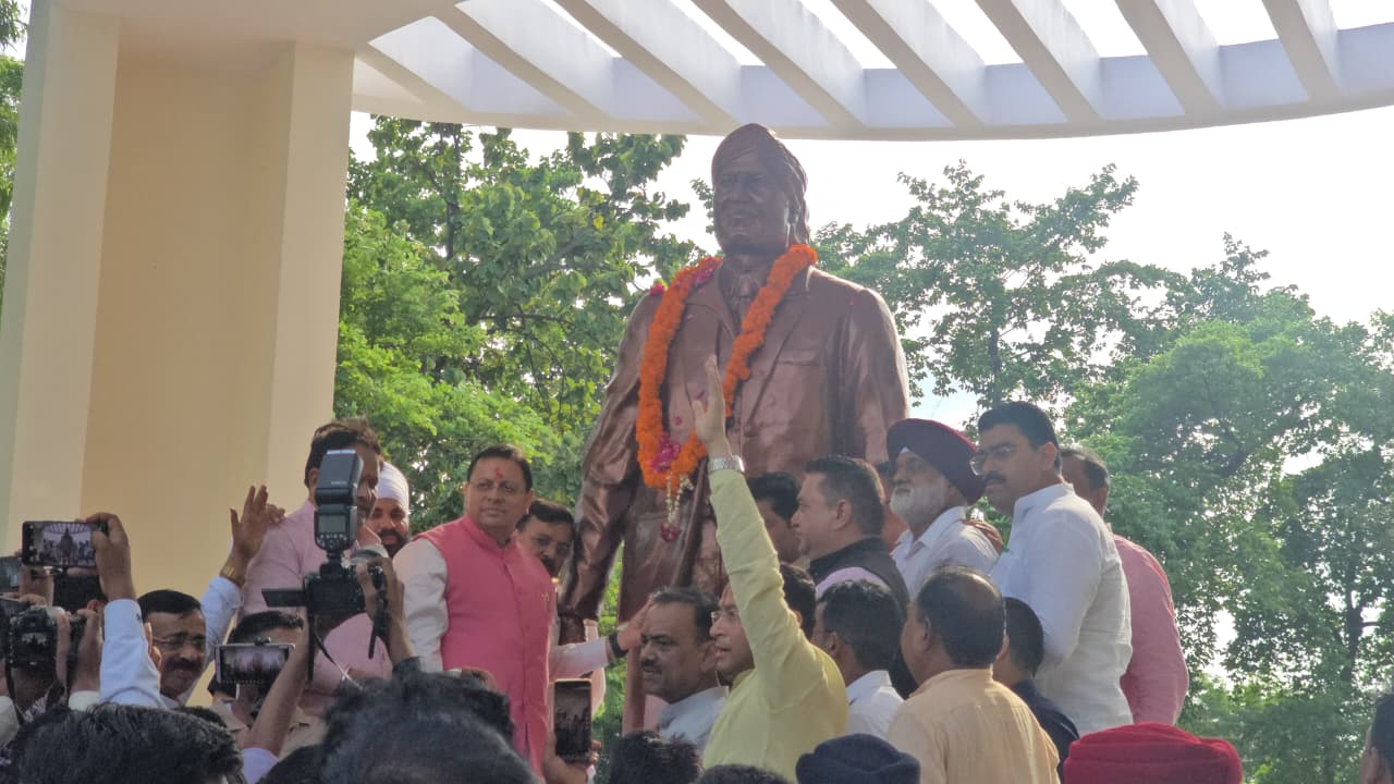 मुख्यमंत्री धामी ने शहीद ऊधम सिंह की प्रतिमा का किया अनावरण 2