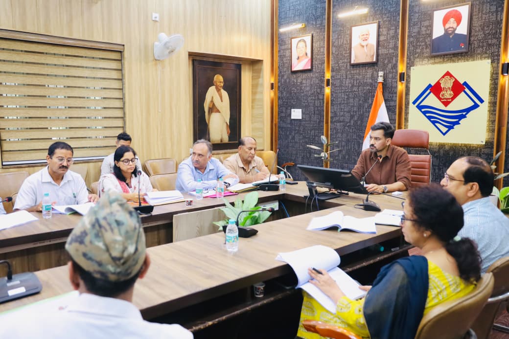 जिला चिकित्सालय के घटते राजस्व के कारणों की जांच कर विस्तृत रिपोर्ट प्रस्तुत करने के डीएम ने दिए निर्देश 3