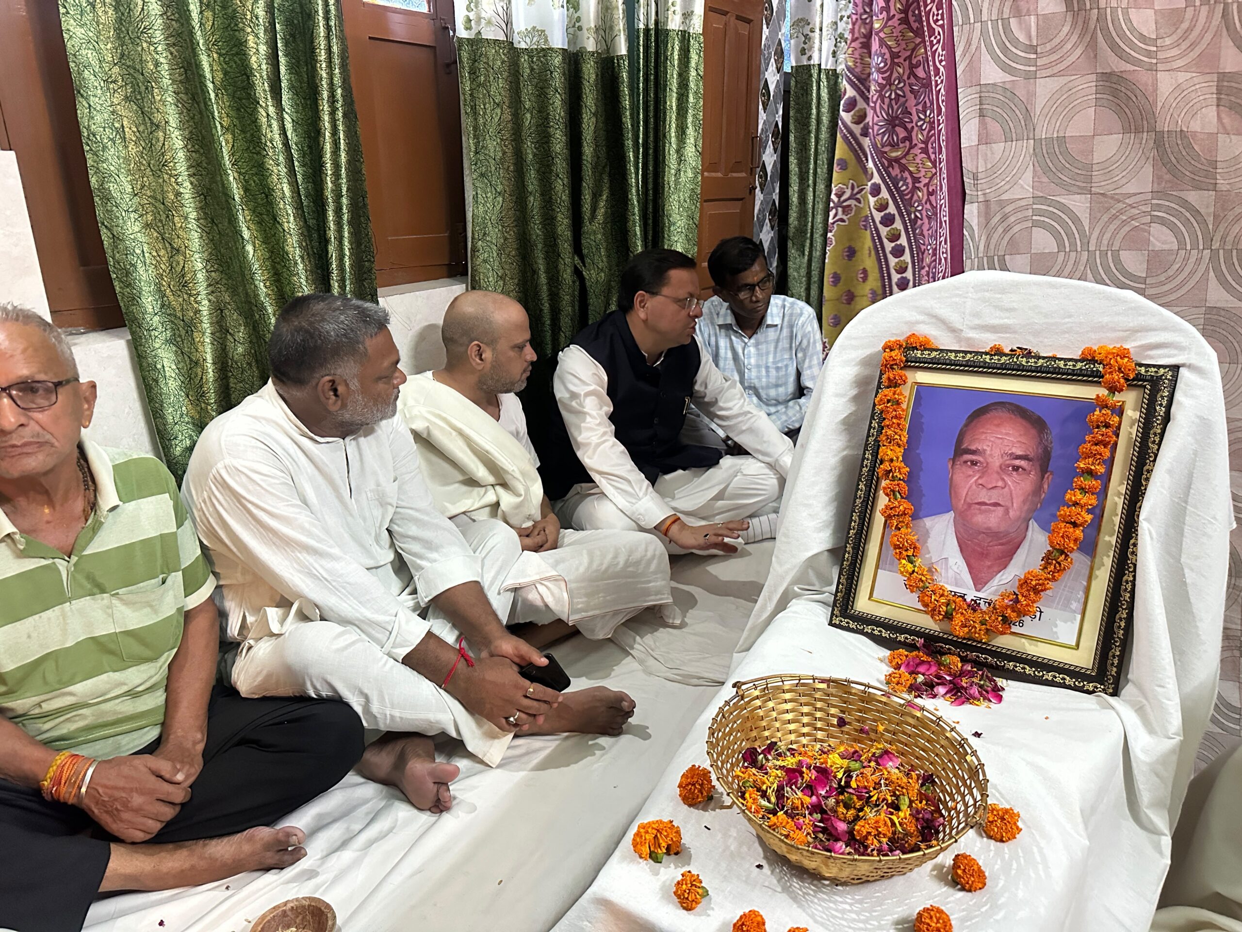 मुख्यमंत्री धामी ने स्व. बिशन सिंह कापड़ी को श्रद्धांजलि अर्पित कर परिजनों को दी सांत्वना 3