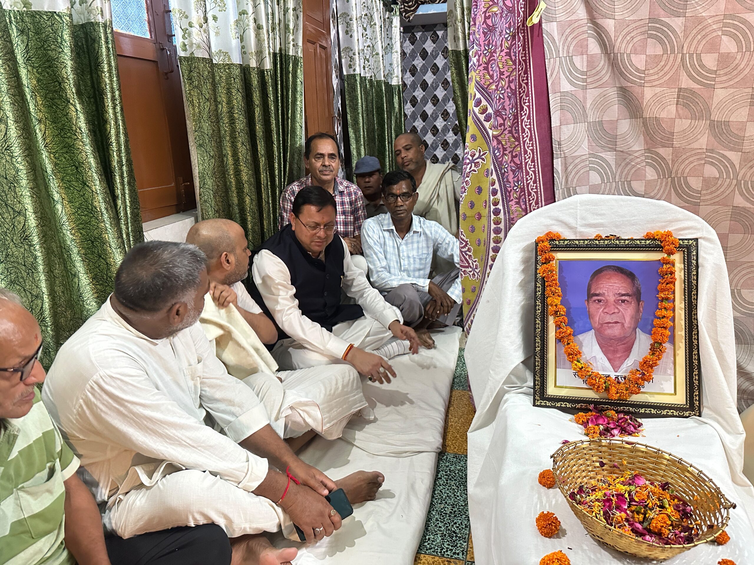 मुख्यमंत्री धामी ने स्व. बिशन सिंह कापड़ी को श्रद्धांजलि अर्पित कर परिजनों को दी सांत्वना 2
