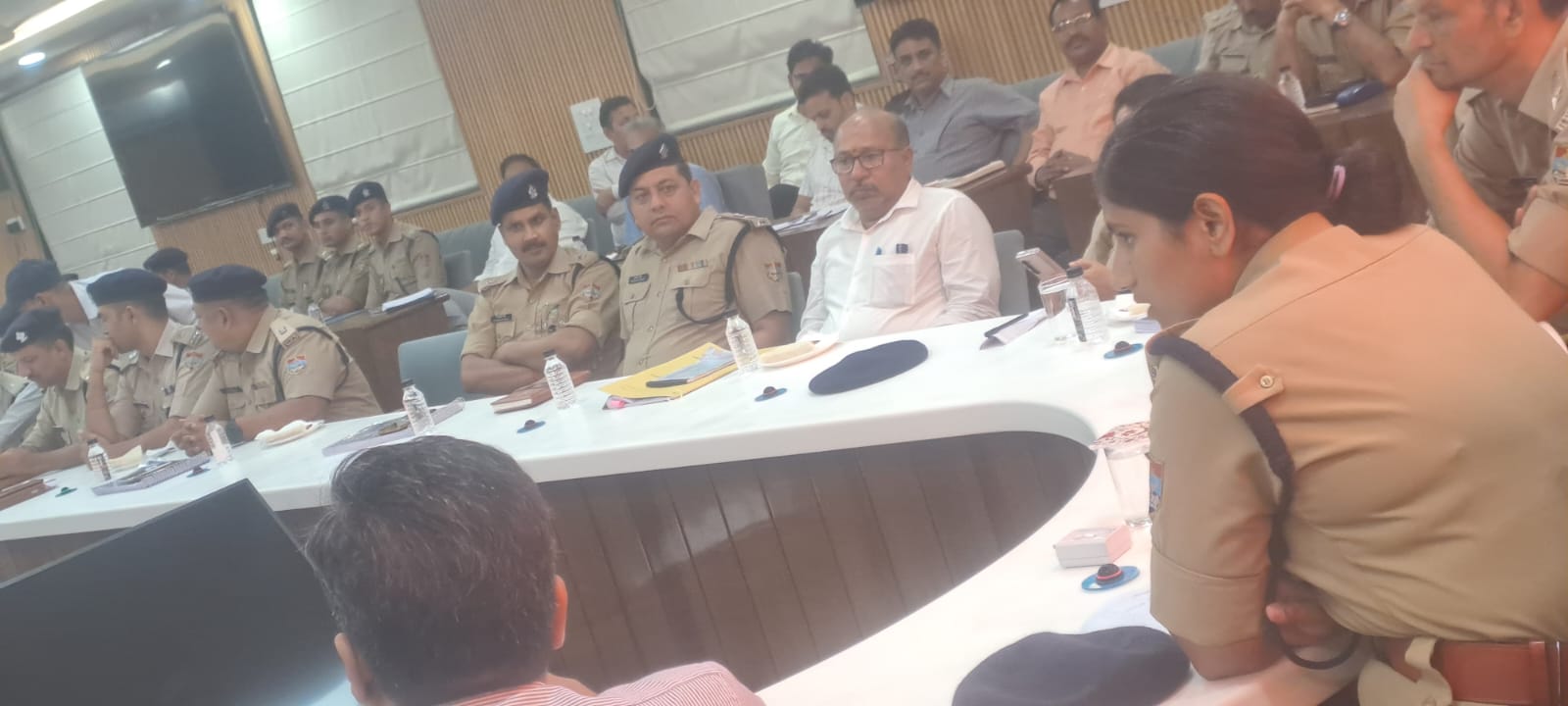 SSP हरिद्वार के निर्देश में पुलिस अधीक्षक अपराध/यातायात द्वारा कांवड़ मेला ड्यूटी में नियुक्त ज़ोनल एवं सुपर ज़ोनल पुलिस अधिकारियों के साथ अब तक की समीक्षा बैठक आयोजित की 13