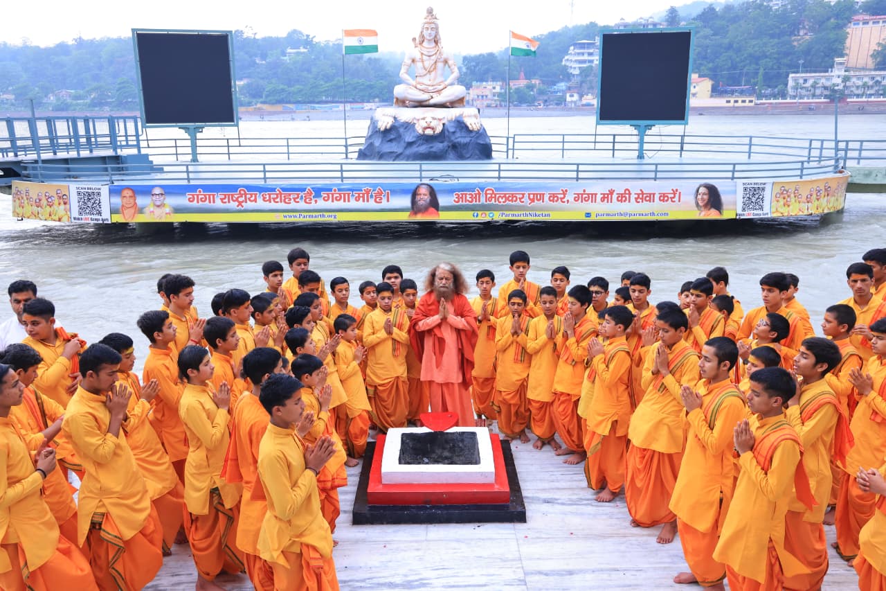 भारत के मस्तक पर साहित्य, संस्कृति और स्वाभिमान का स्वर्णिम मुकुट सजाने वाले गुरुदेव रबीन्द्रनाथ टैगोर जी की पुण्यतिथि पर परमार्थ निकेतन में भावपूर्ण श्रद्धांजलि 2
