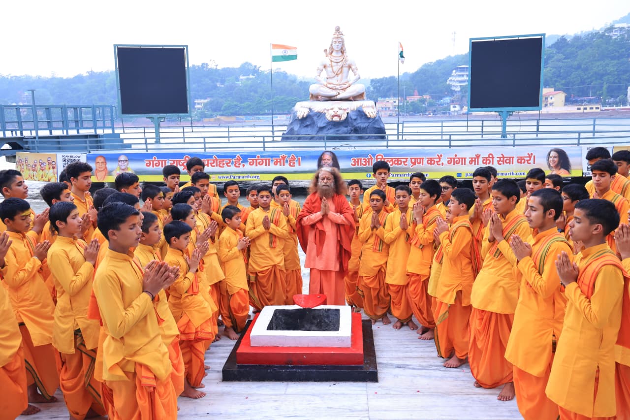 भारत के मस्तक पर साहित्य, संस्कृति और स्वाभिमान का स्वर्णिम मुकुट सजाने वाले गुरुदेव रबीन्द्रनाथ टैगोर जी की पुण्यतिथि पर परमार्थ निकेतन में भावपूर्ण श्रद्धांजलि 4