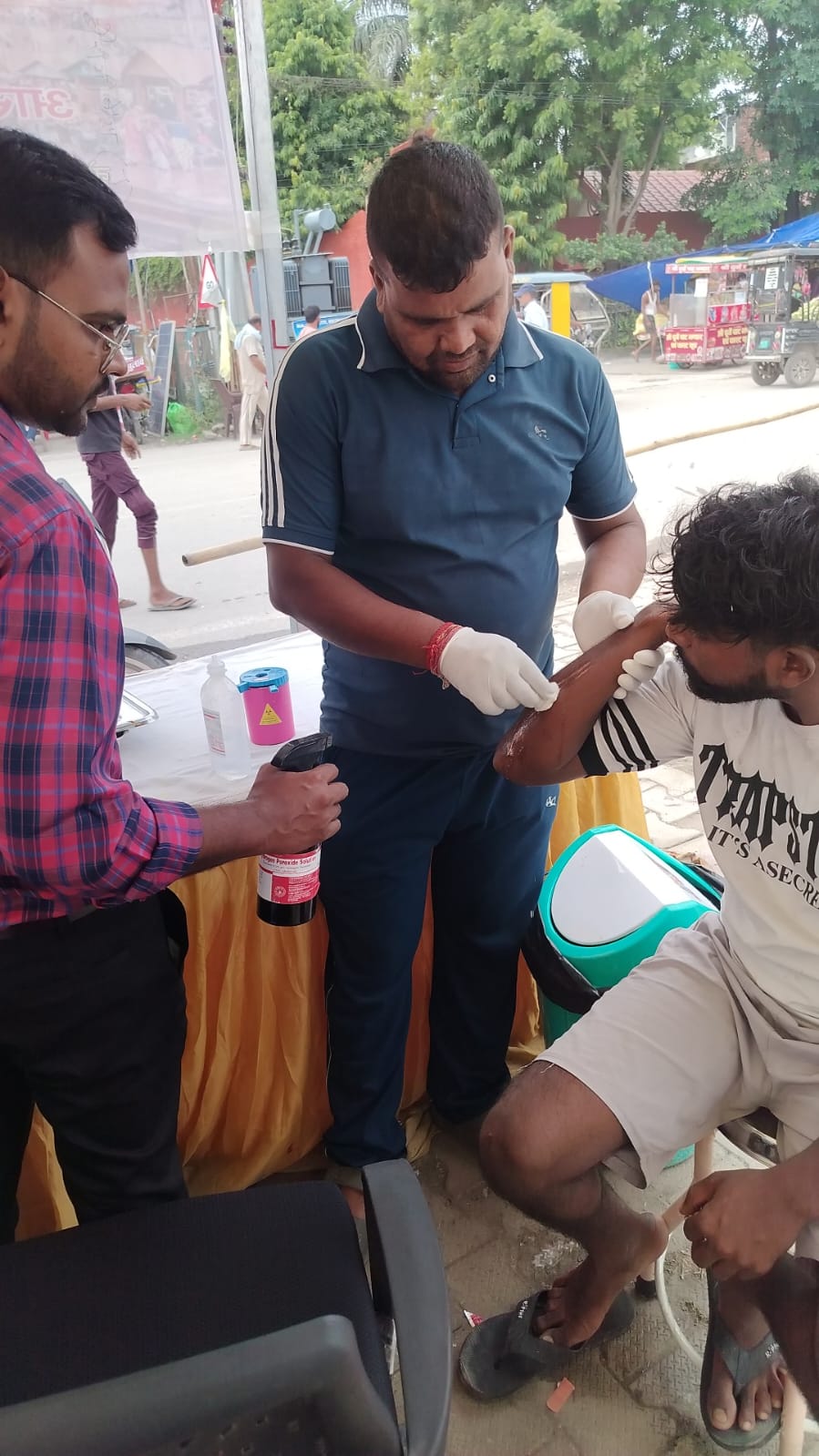 कांवड़ यात्रा पर आने वाले शिवभक्तों का स्वास्थ्य खराब होने की दशा में तत्काल निशुल्क किया जा रहा है उपचार 3