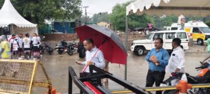 भारी वर्षा के बीच डाक कांवड़ियों के लिए सुरक्षा व व्यवस्थाओ का जायजा लेने जीरो ग्राउंड पर पहुंचे जिलाधिकारी मयूर दीक्षित