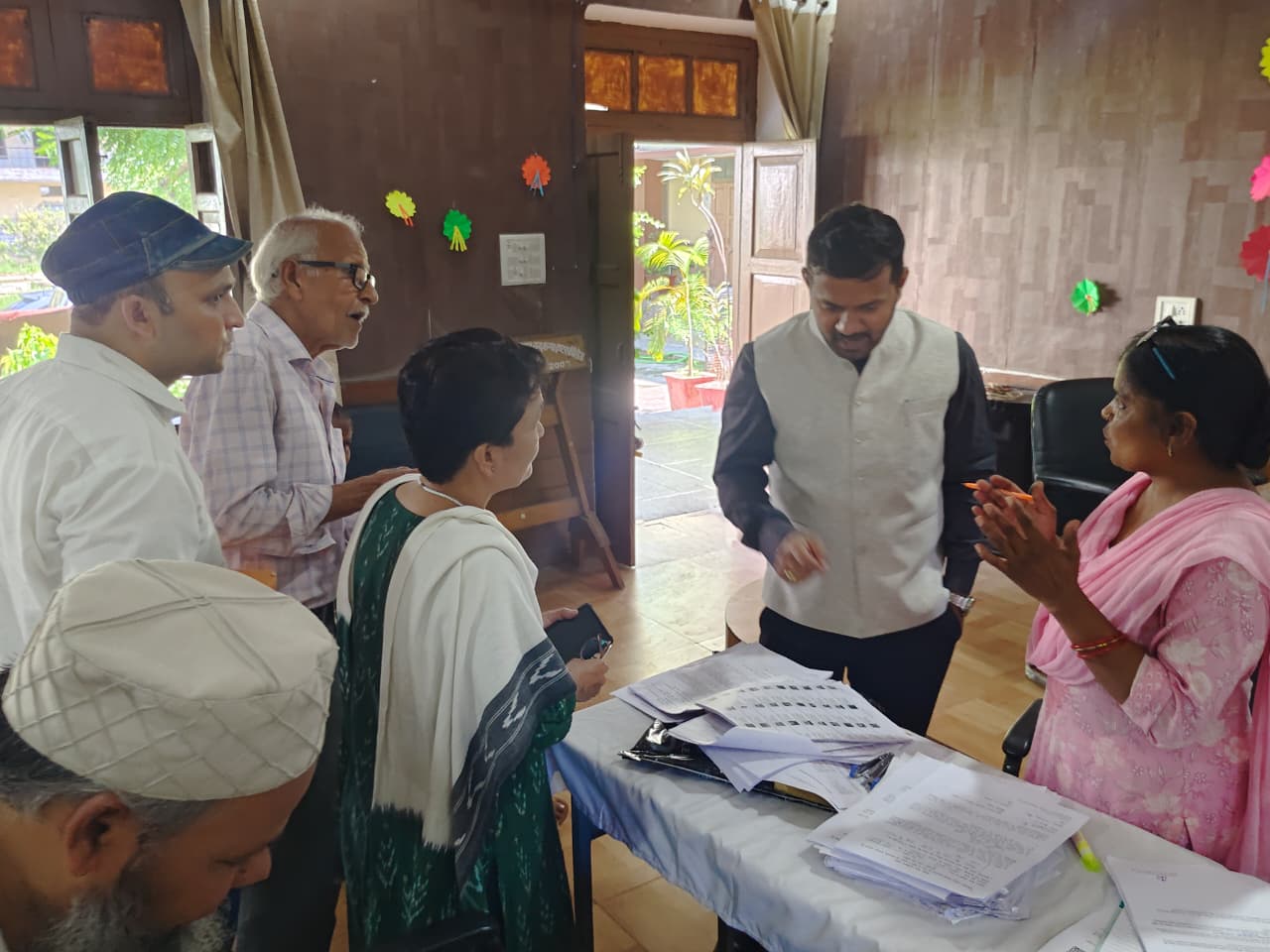 एसआईआर अभियान के तहत संयुक्त मजिस्ट्रेट रुड़की ने बूथ संख्या-55 का किया औचक निरीक्षण 3