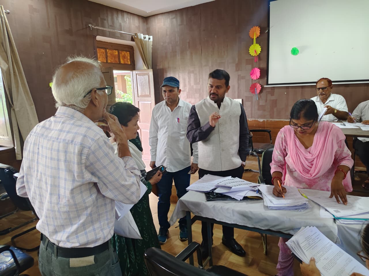 एसआईआर अभियान के तहत संयुक्त मजिस्ट्रेट रुड़की ने बूथ संख्या-55 का किया औचक निरीक्षण 2