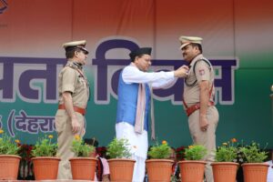 मुख्यमंत्री उत्तराखंड द्वारा एसएसपी हरिद्वार एवं पुलिस अधीक्षक नगर को मेडल अलंकृत किया