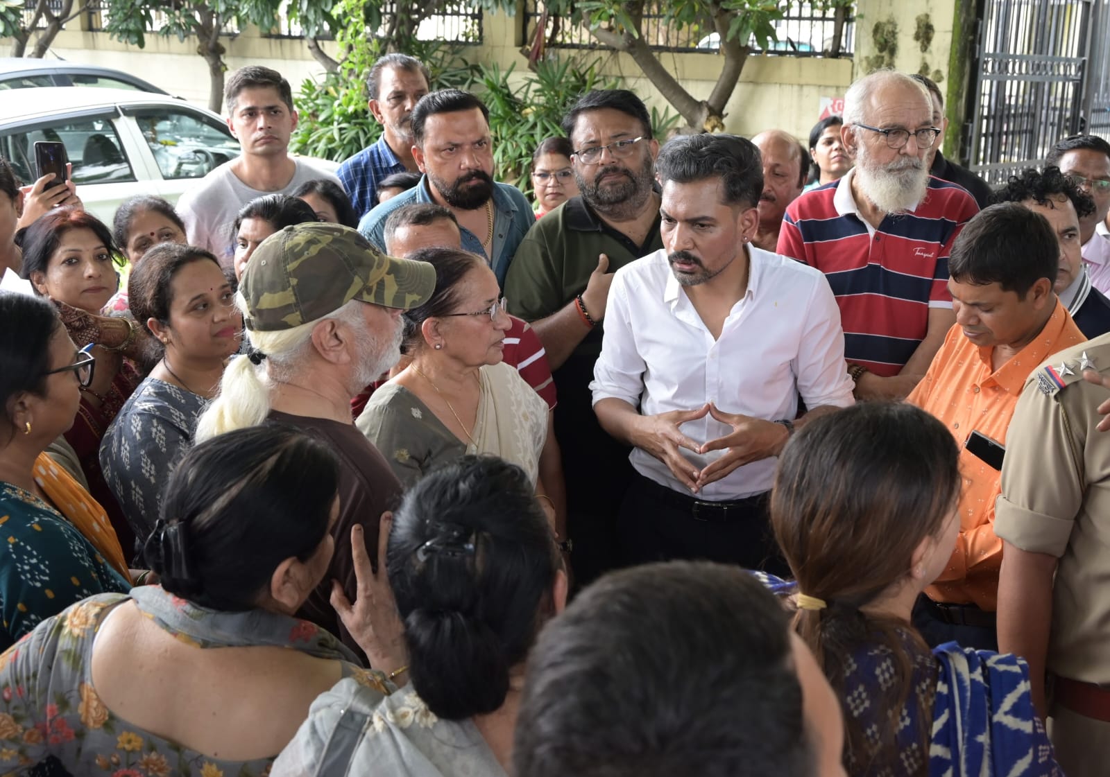 *सीमाद्वार में जलभराव पर डीएम सख्त, नगर निगम को 24 घंटे में सफाई और डिवाटरिंग के निर्देश* 2