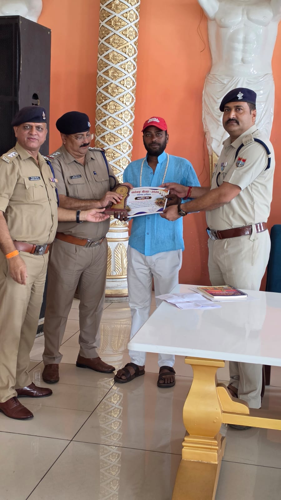 कावड़ मेला 2026 को संपन्न कराने में पुलिस के साथ कंधा से कंधा मिलाकर चलने वाले spo को कोतवाली नगर में किया गया सम्मानित 9