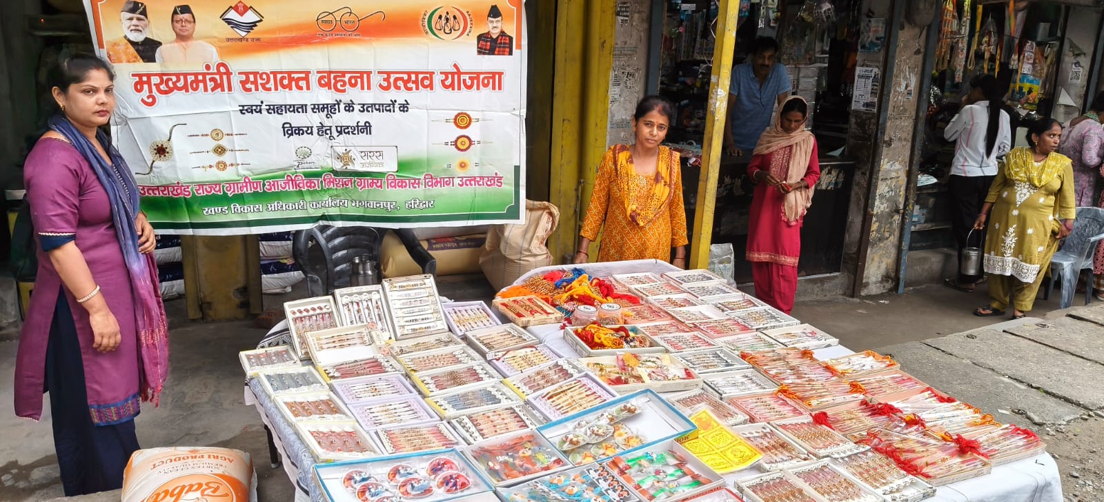 महिला स्वयं सहायता समूहों की बहनों ने रक्षा बंधन पर राखियों की बिक्री से अर्जित किए 07 लाख 15 हजार रुपये 3