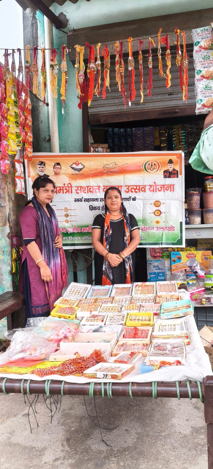 महिला स्वयं सहायता समूहों की बहनों ने रक्षा बंधन पर राखियों की बिक्री से अर्जित किए 07 लाख 15 हजार रुपये 6