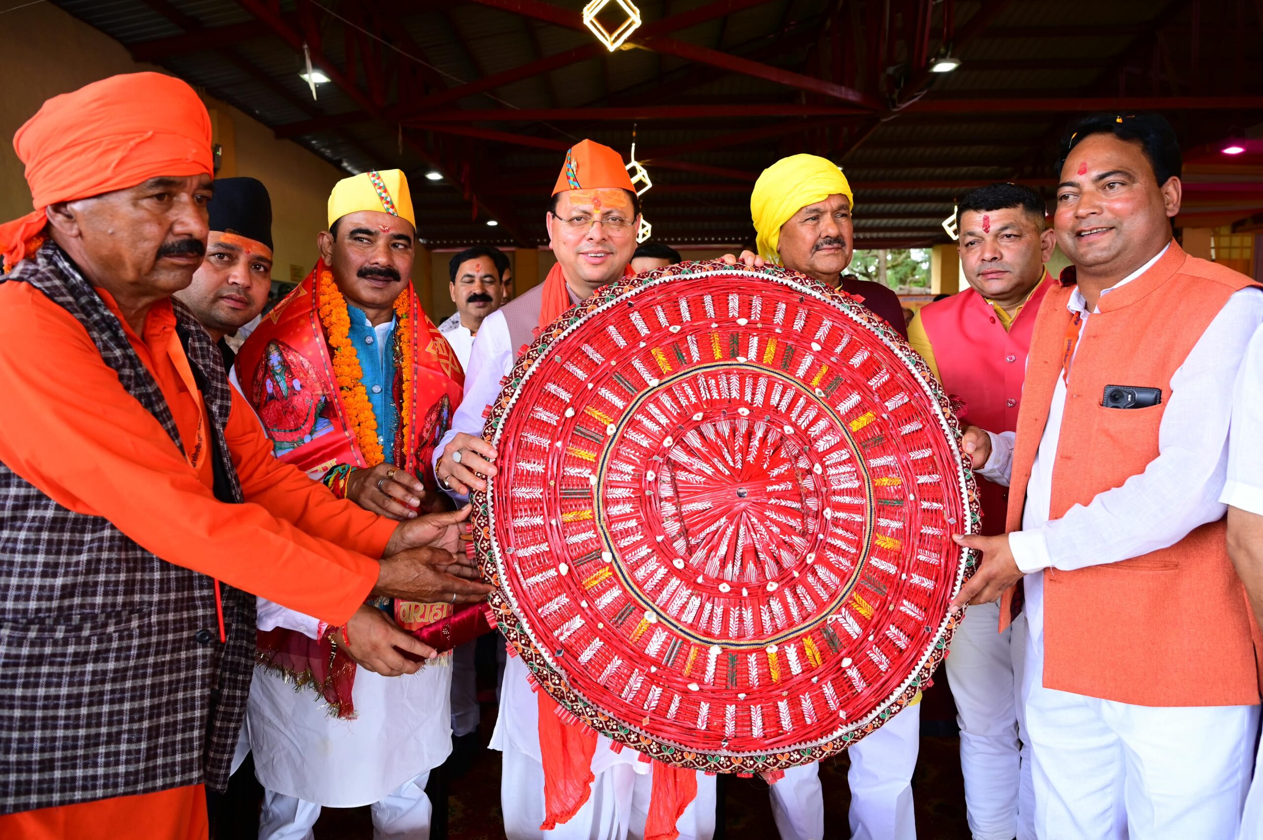 देवीधुरा में फलों-फूलों से बरसी बग्वाल, ऐतिहासिक पाषाण युद्ध के साक्षी बने लाखों श्रद्धालु 2