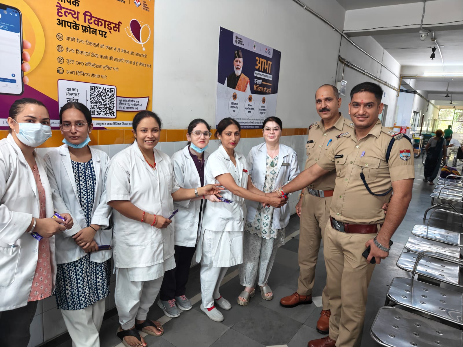 मेला अस्पताल में कार्यरत नर्सिंग स्टाफ से कोतवाली नगर हरिद्वार में नियुक्त पुलिस कर्मियों द्वारा रक्षा बंधन के पावन अवसर पर सप्रेम रक्षासूत्र ग्रहण किया गया 2