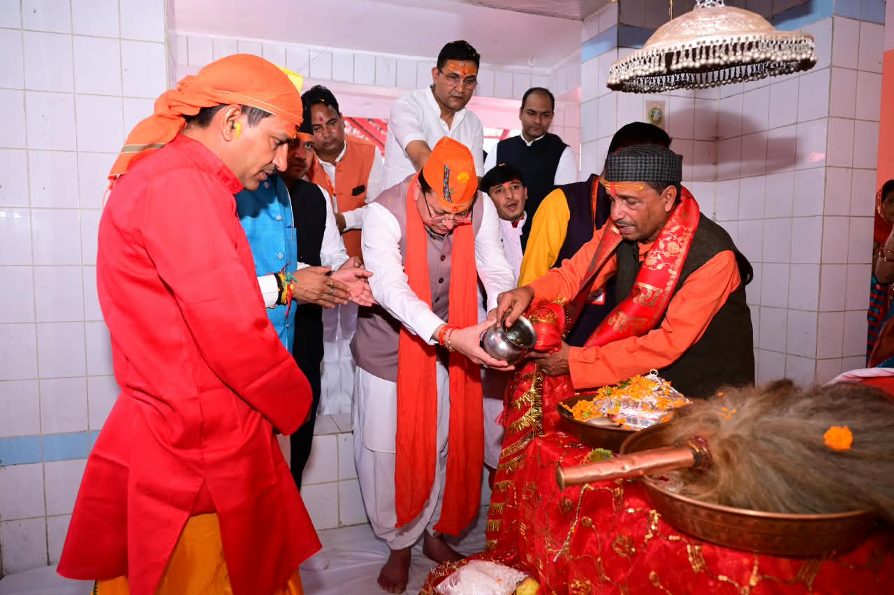 देवीधुरा में फलों-फूलों से बरसी बग्वाल, ऐतिहासिक पाषाण युद्ध के साक्षी बने लाखों श्रद्धालु 6