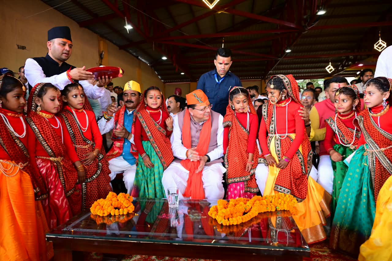 देवीधुरा में फलों-फूलों से बरसी बग्वाल, ऐतिहासिक पाषाण युद्ध के साक्षी बने लाखों श्रद्धालु 3