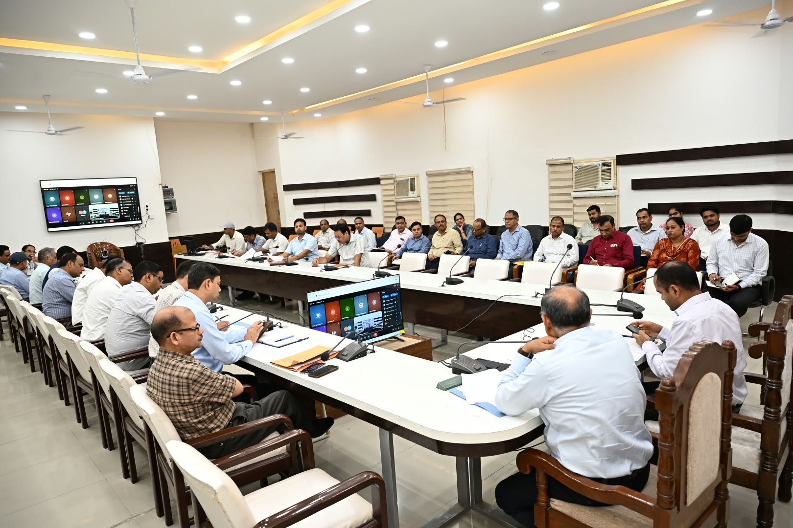 अधिकारी अपने अपने क्षेत्रों में सफाई अभियान चलाते हुए,इसकी निरंतर मॉनिटरिंग करें:जिलाधिकारी 3