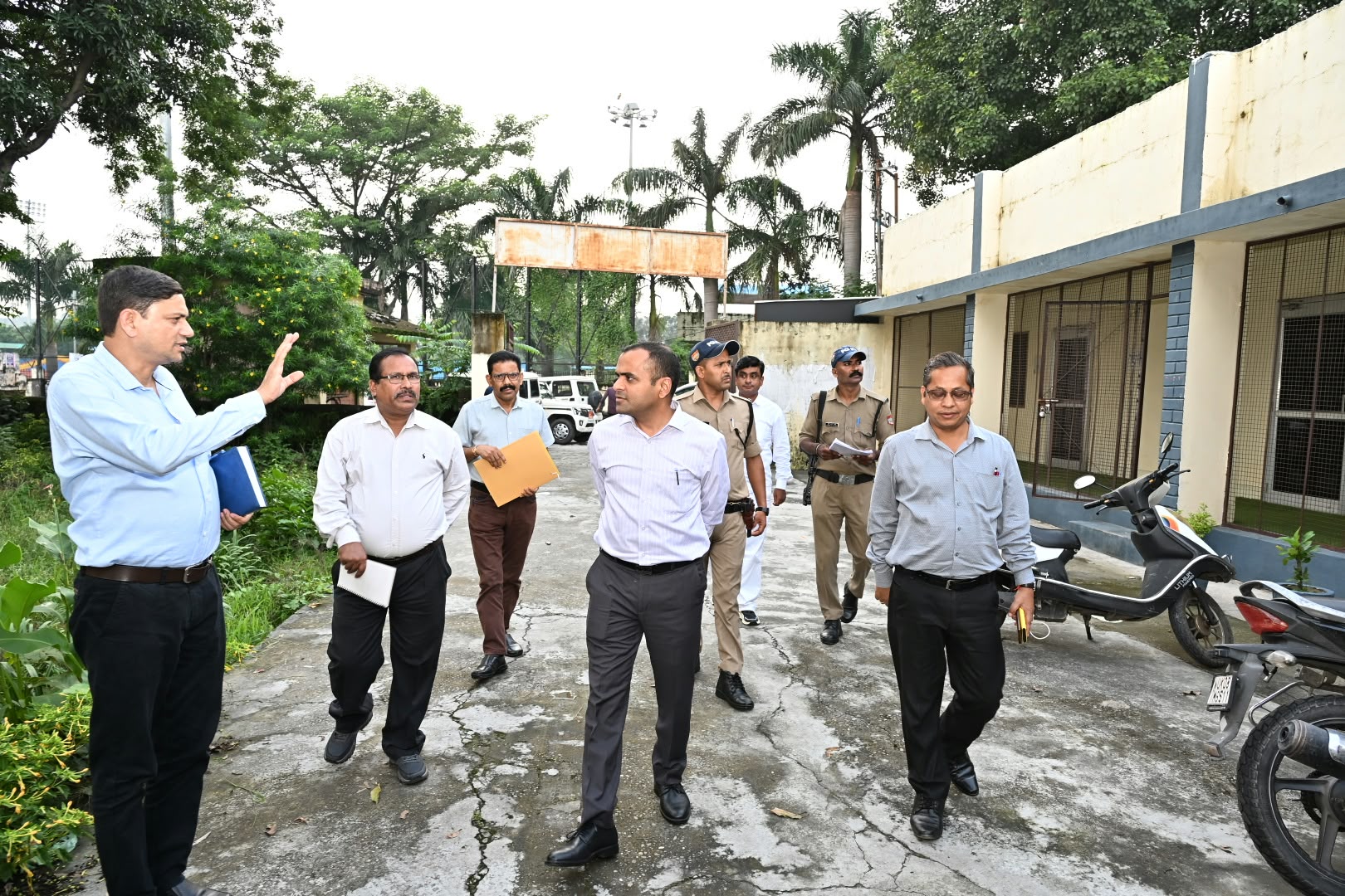 जिलाधिकारी ने किया खंड शिक्षा अधिकारी कार्यालय बहादराबाद का औचक निरीक्षण, साफ-सफाई व्यवस्था पर जताई नाराजगी 7