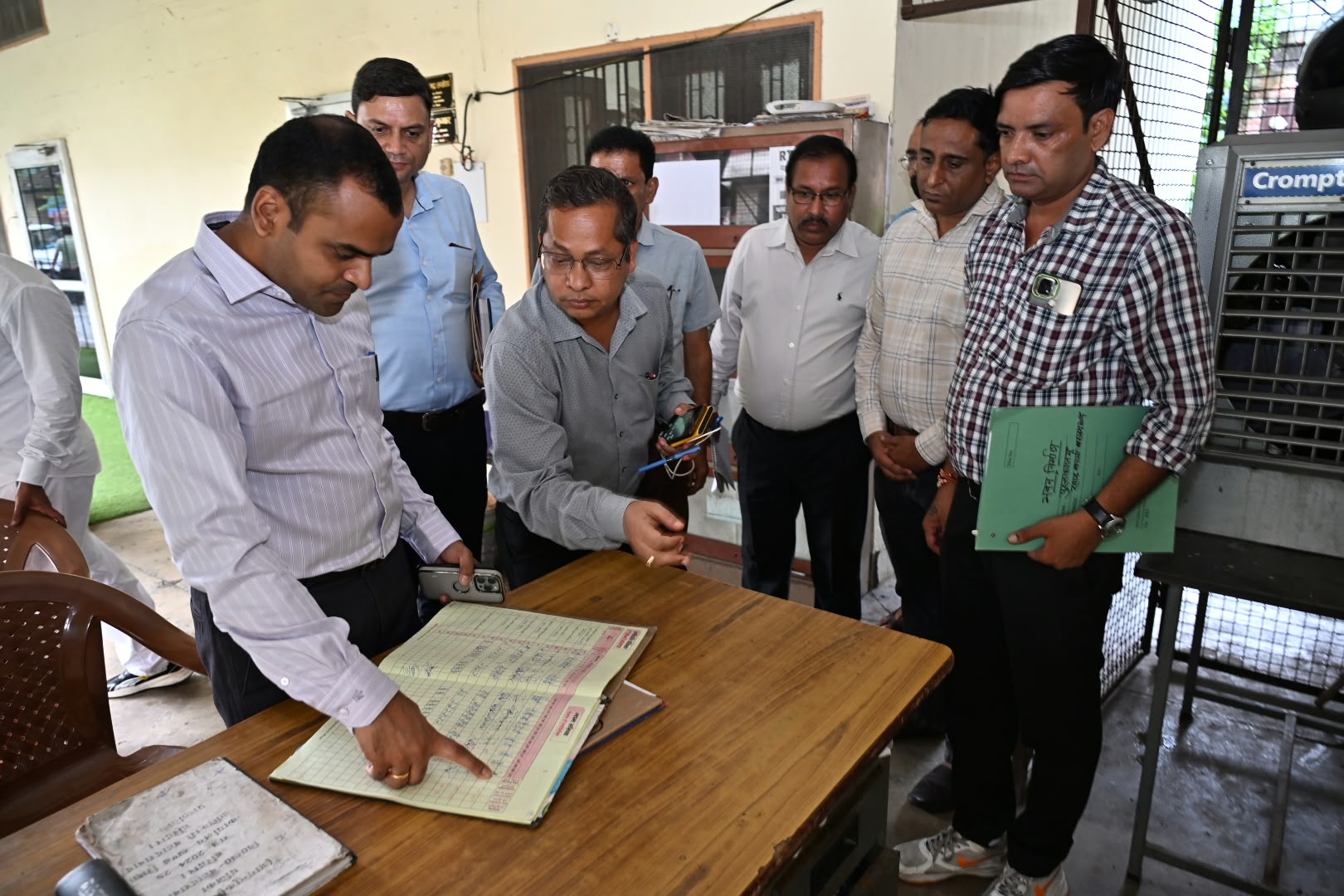 जिलाधिकारी ने किया खंड शिक्षा अधिकारी कार्यालय बहादराबाद का औचक निरीक्षण, साफ-सफाई व्यवस्था पर जताई नाराजगी 4