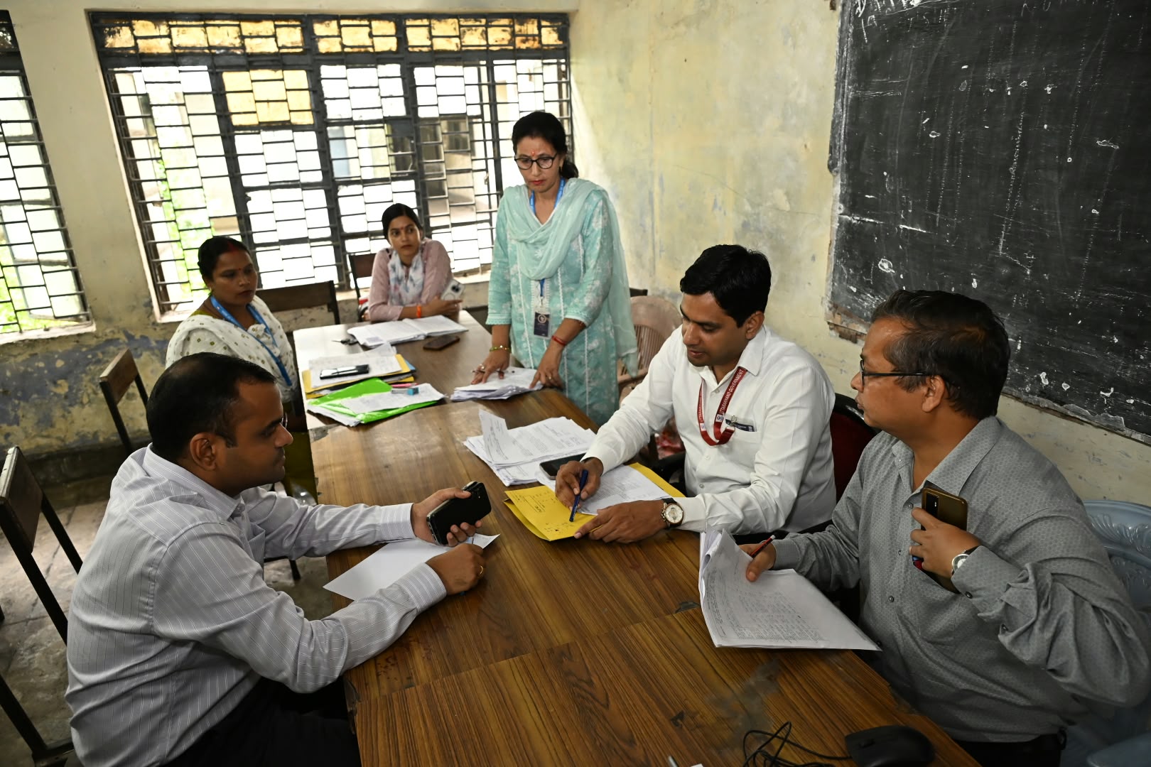 जिलाधिकारी ने रानीपुर विधानसभा के क्षेत्रांतर्गत बीएचईएल सेक्टर 01 स्थित बाल मंदिर सीनियर सेकेंडरी स्कूल में बूथ नंबर 122 में चल रहे एसआईआर कार्यों का लिया जायजा 5