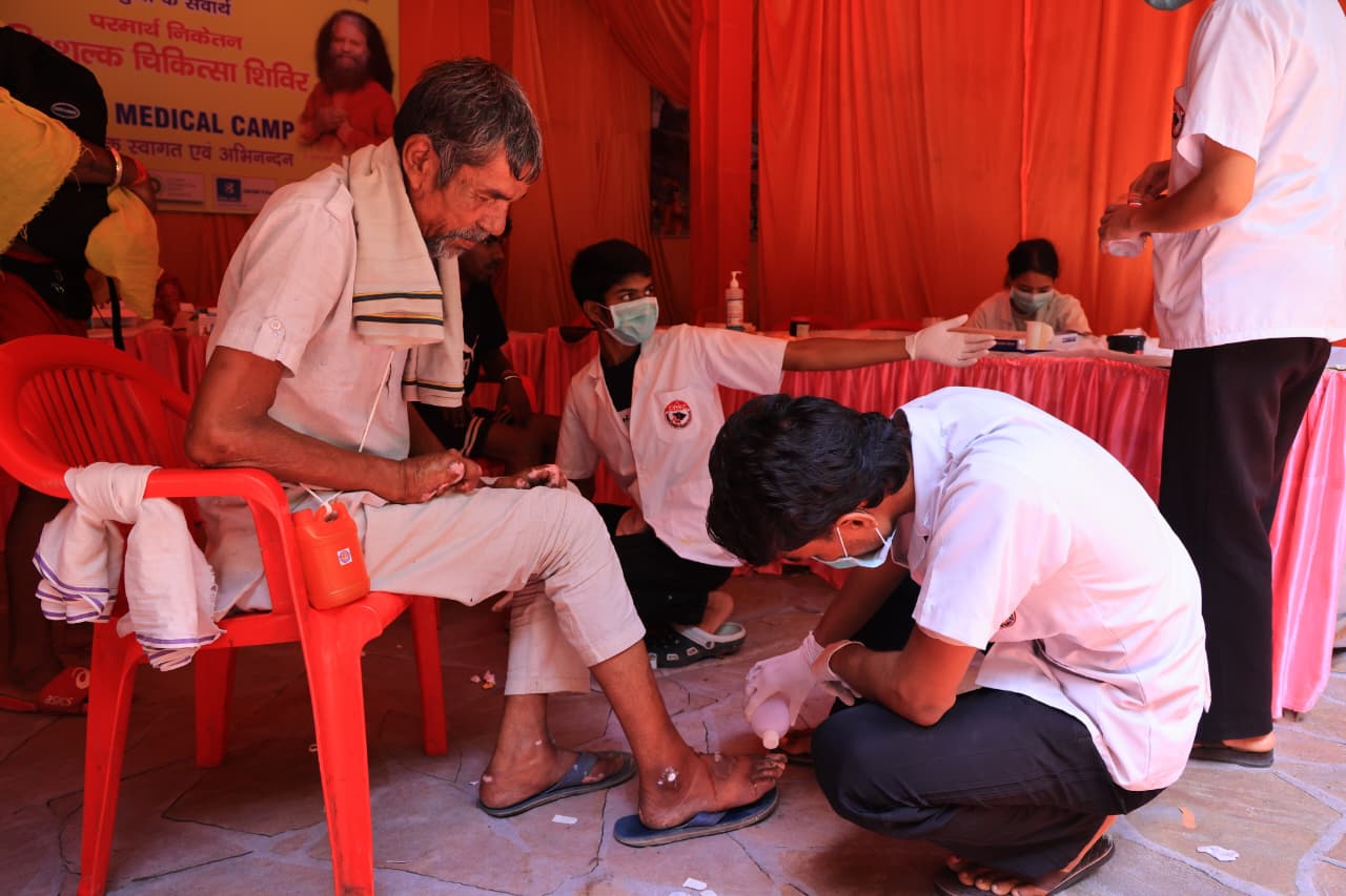 परमार्थ निकेतन द्वारा कांवड़ यात्रियों के लिये चिकित्सा सेवा, स्वच्छ पेयजल सेवा एवं जन-जागरूकता शिविर का बाघखाला, राजाजी नेशनल पार्क में आयोजन 3