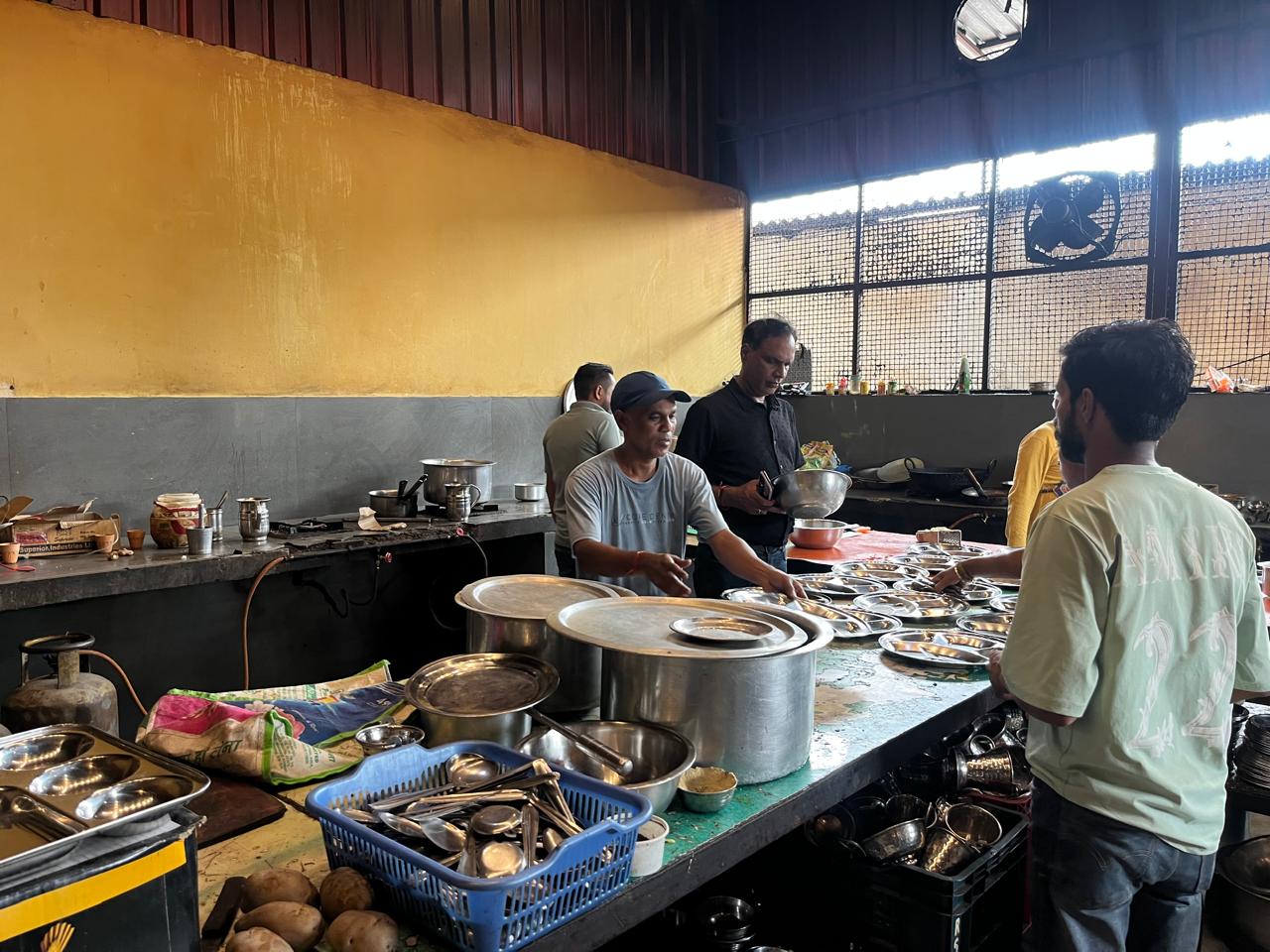 कांवड़ मेले में खाद्य सुरक्षा विभाग की बड़ी कार्रवाई, 63 खाद्य प्रतिष्ठानों का निरीक्षण, एक्सपायरी उत्पाद नष्ट, कई कारोबारियों को नोटिस 2
