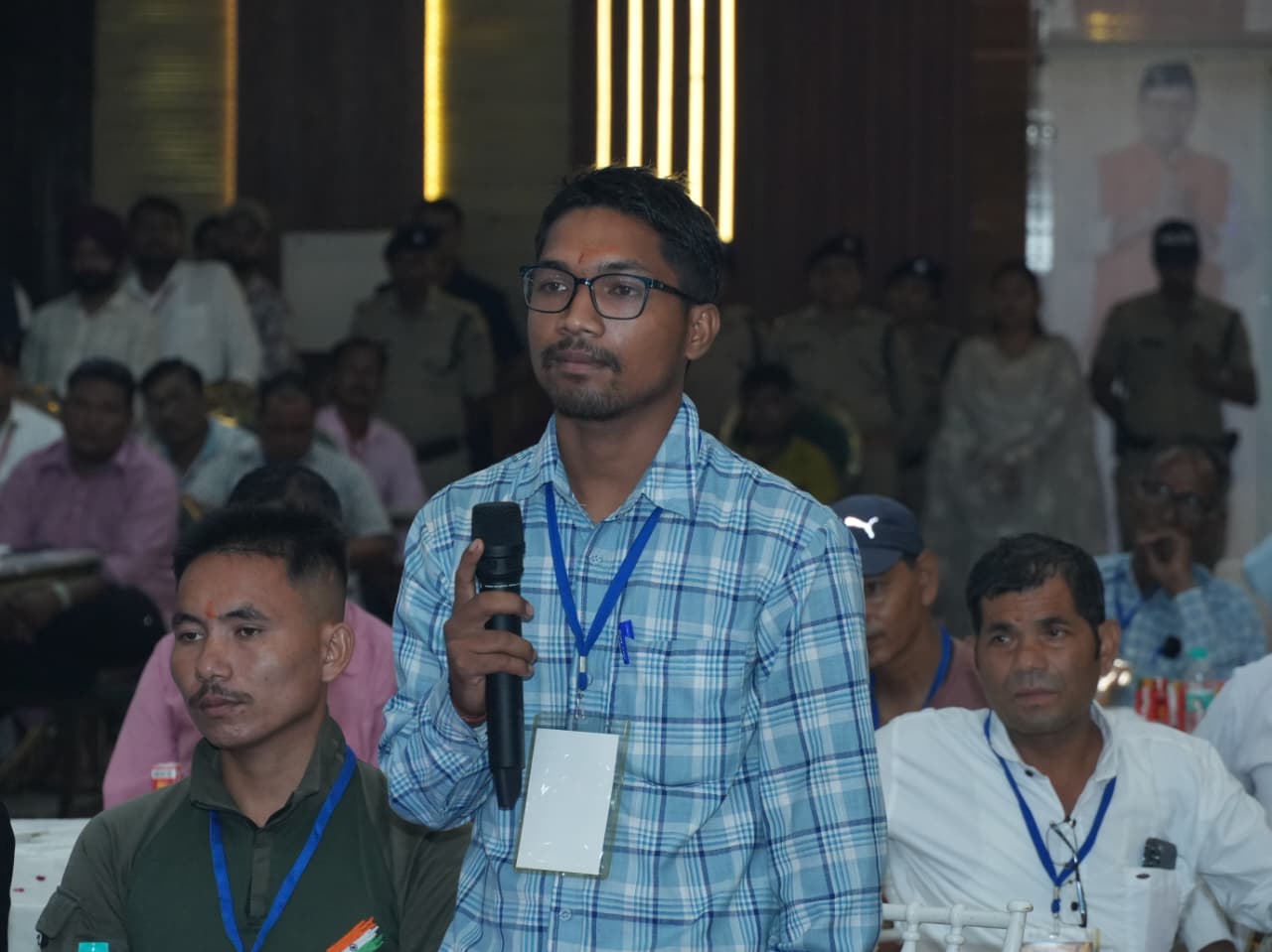 थारू जनजाति संवाद कार्यक्रम में मुख्यमंत्री पुष्कर सिंह धामी ने सुनी जनजाति समाज की समस्याएं 3