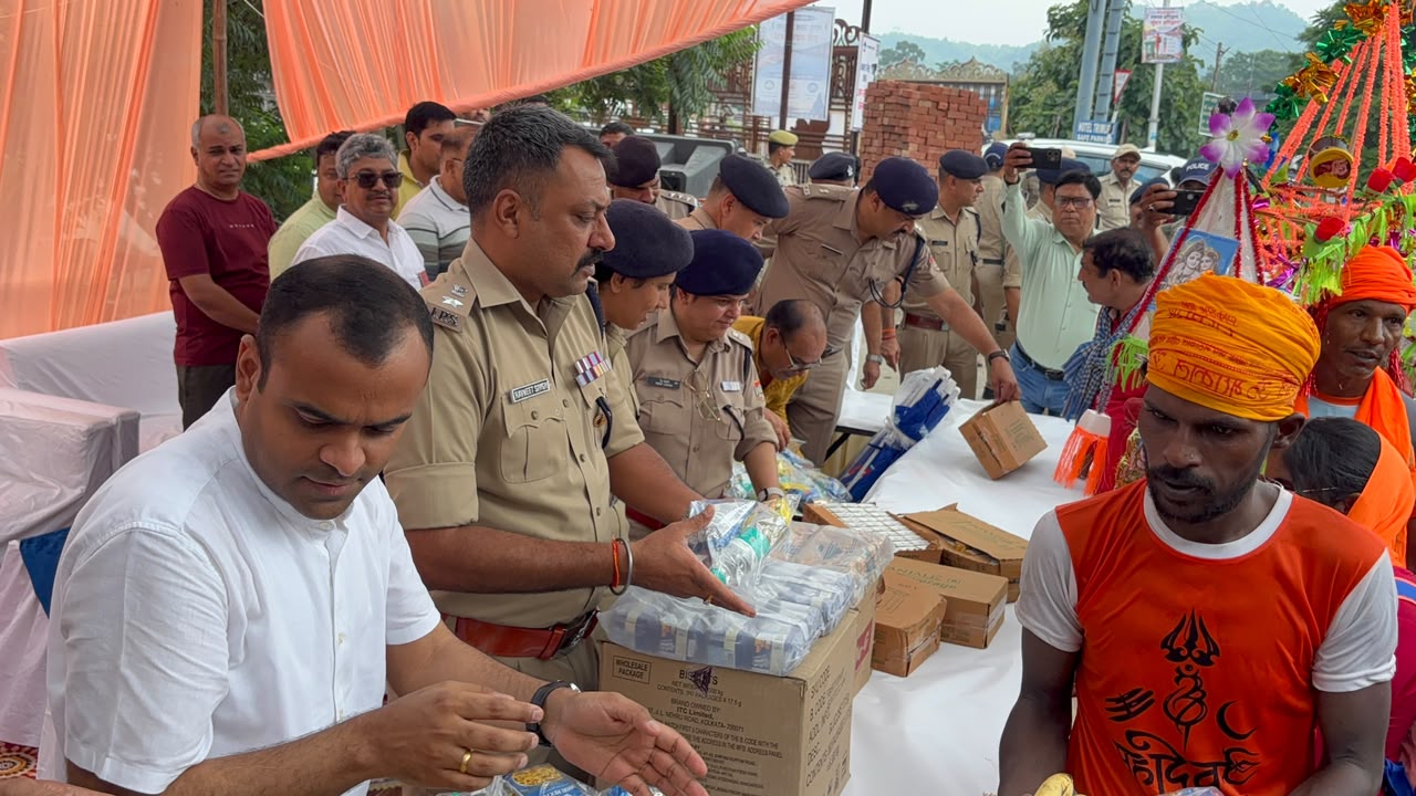 जिलाधिकारी मयूर दीक्षित एवं वरिष्ठ पुलिस अधीक्षक नवनीत सिंह भुल्लर ने शंकराचार्य चौक पर शिवभक्त कांवड़ियों का फूल-मालाओं से स्वागत कर फल एवं जूस वितरित किए 2