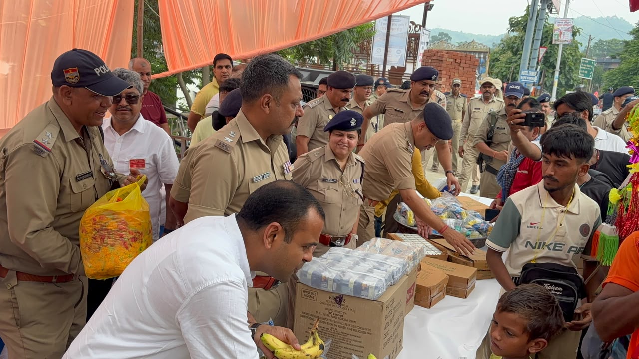 जिलाधिकारी मयूर दीक्षित एवं वरिष्ठ पुलिस अधीक्षक नवनीत सिंह भुल्लर ने शंकराचार्य चौक पर शिवभक्त कांवड़ियों का फूल-मालाओं से स्वागत कर फल एवं जूस वितरित किए 4