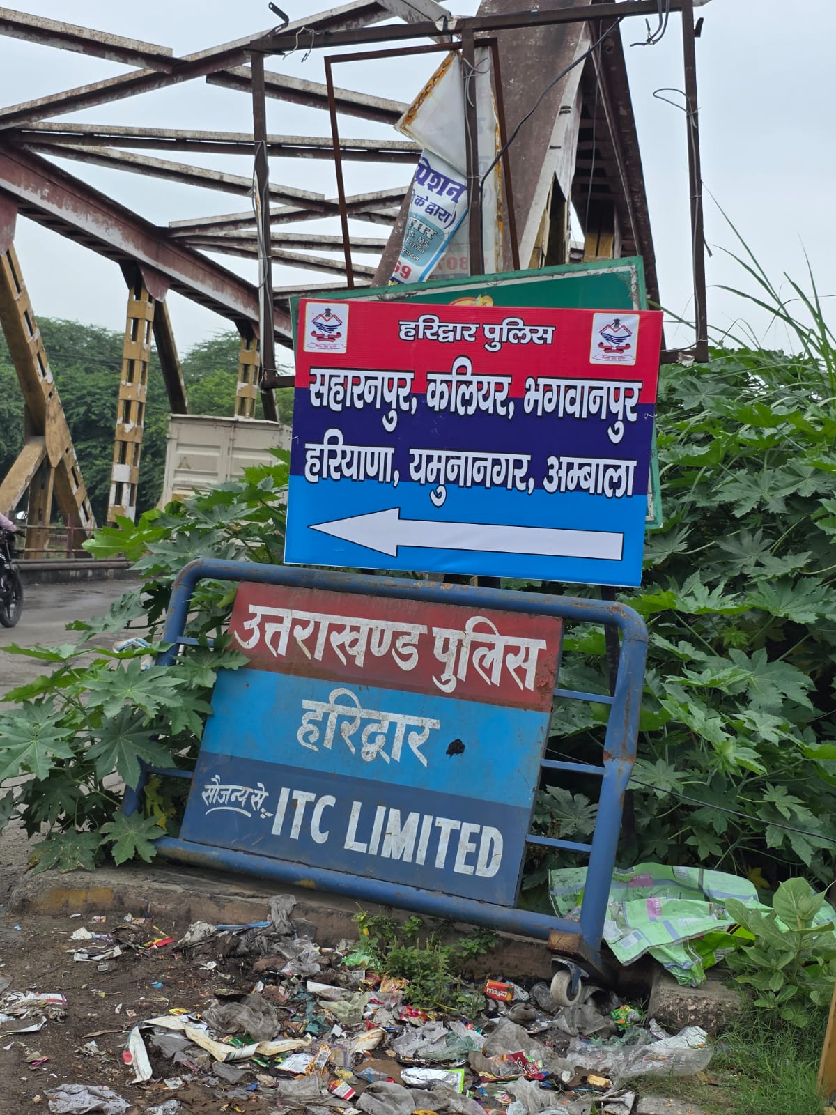 एसएसपी हरिद्वार के निर्देशित कम पर बहादराबाद क्षेत्र में कांवड़िए के सुगम यात्रा के लिये अपेक्षित स्थानों पर मार्ग प्रदर्शक बैनर लगवाये जा रहे 3