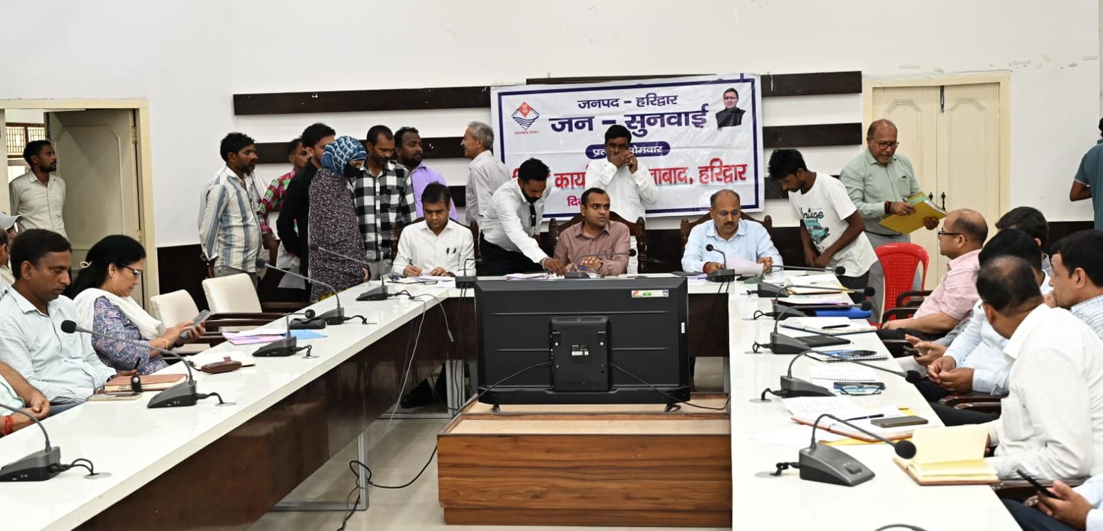 जनपद वासियों की समस्याओं को त्वरित निस्तारण के उदेश्य से जिलाधिकारी मयूर दीक्षित की अध्यक्षता में प्रत्येक सोमवार को आयोजित किया जा रहा है जन सुनवाई कार्यक्रम 2