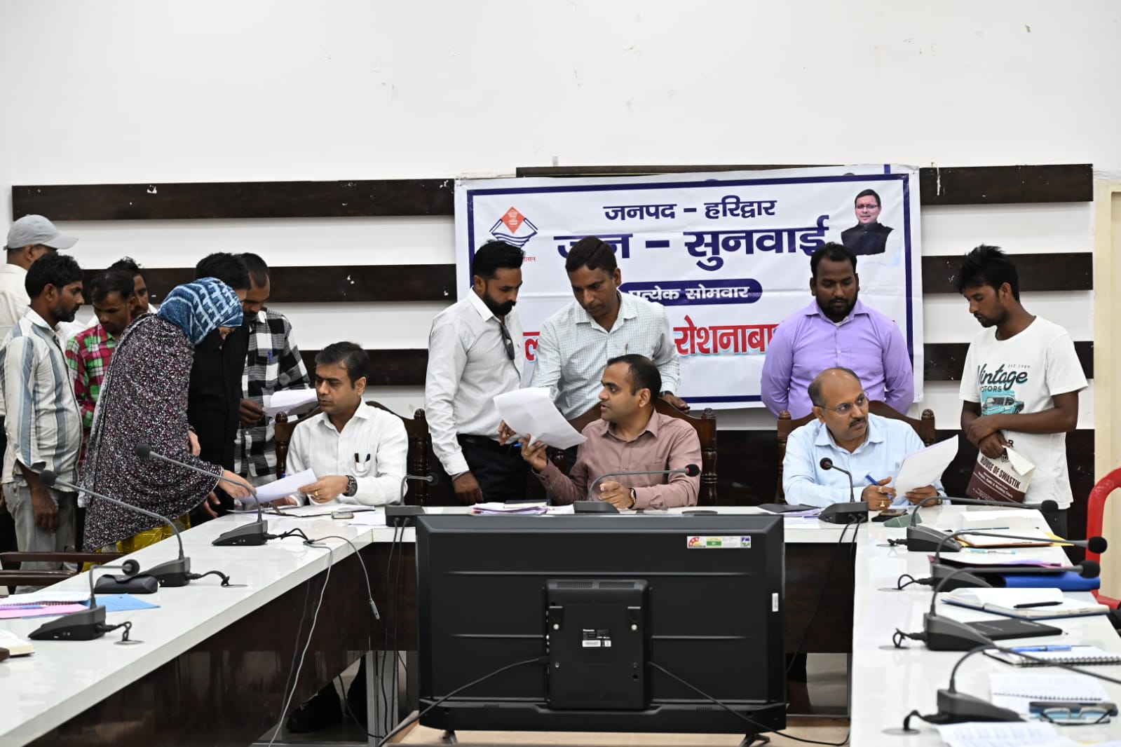 जनपद वासियों की समस्याओं को त्वरित निस्तारण के उदेश्य से जिलाधिकारी मयूर दीक्षित की अध्यक्षता में प्रत्येक सोमवार को आयोजित किया जा रहा है जन सुनवाई कार्यक्रम 3